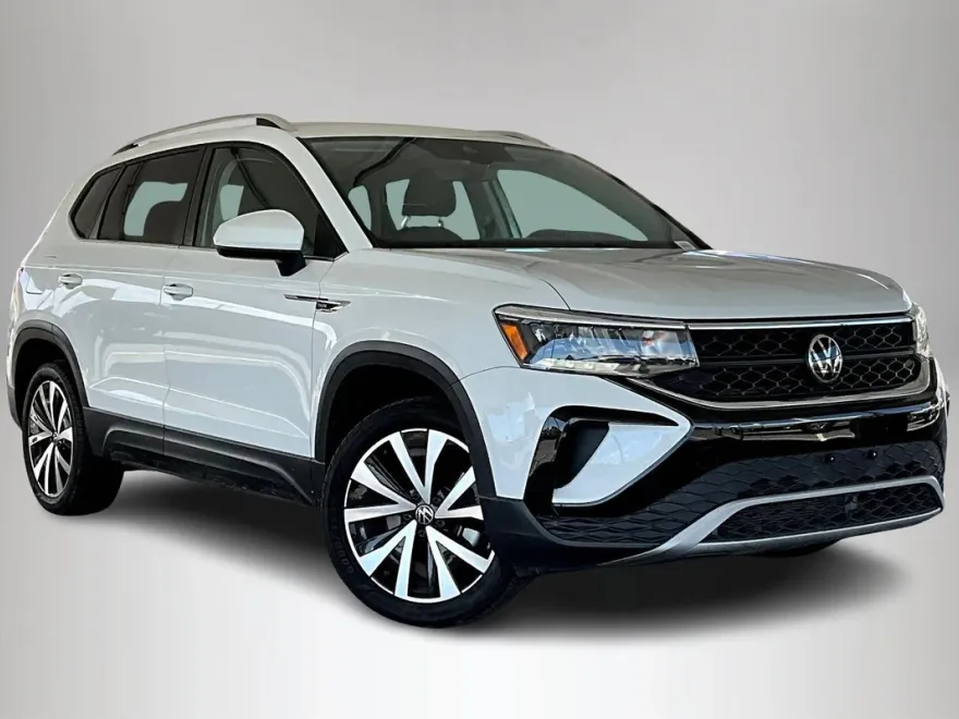 2024 Volkswagen Taos SE photo 1