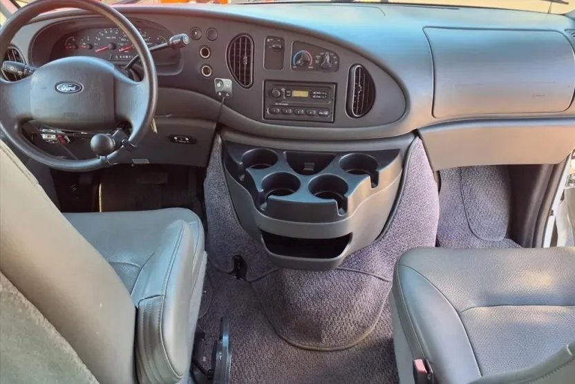 2007 Ford E-350 photo 1