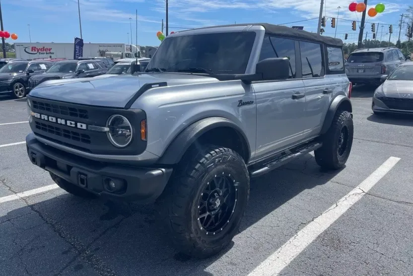 2022 Ford Bronco Black Diamond photo 1