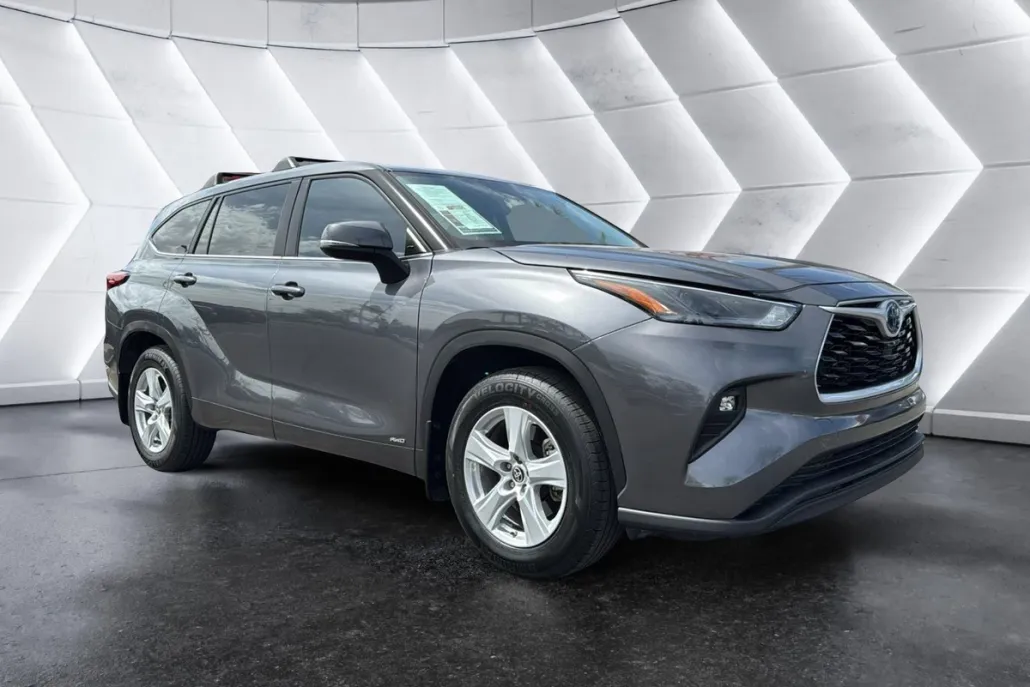 2023 Toyota Highlander Hybrid LE photo 1