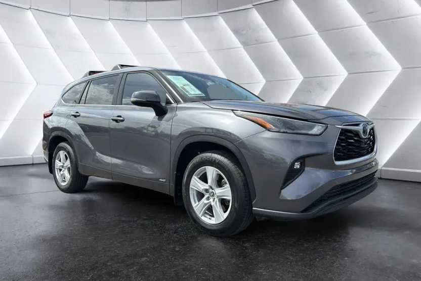 2023 Toyota Highlander Hybrid LE photo 1