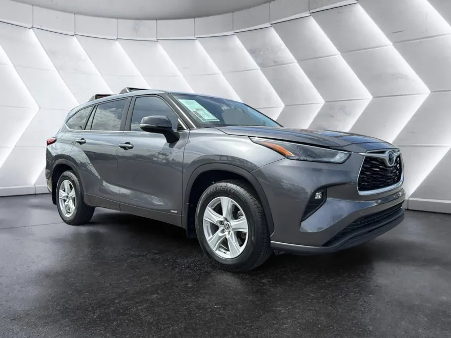 2023 Toyota Highlander Hybrid LE photo 1