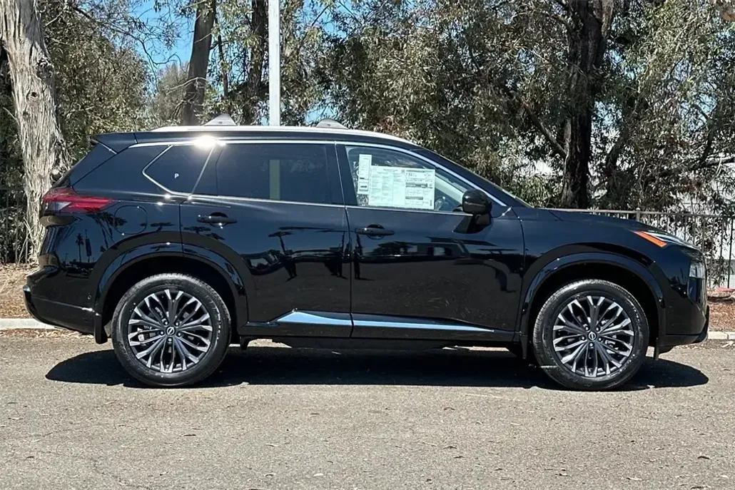2025 Nissan Rogue Platinum photo 1
