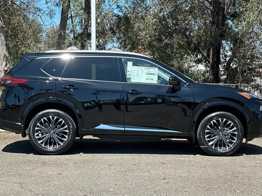 2025 Nissan Rogue Platinum photo 1