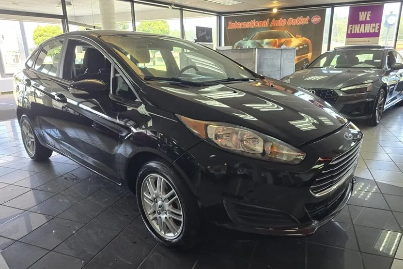 2017 Ford Fiesta SE photo 1