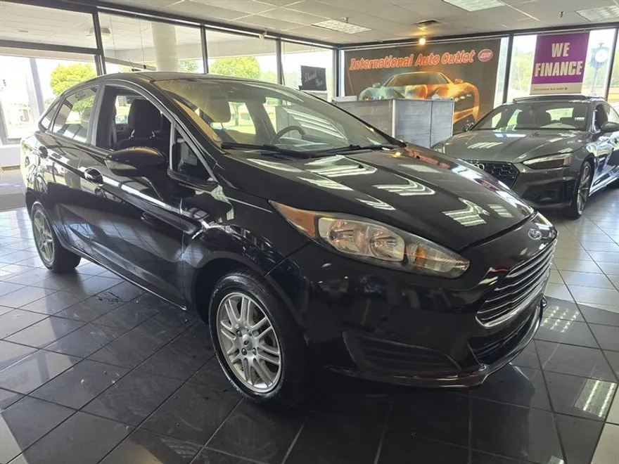2017 Ford Fiesta SE photo 1