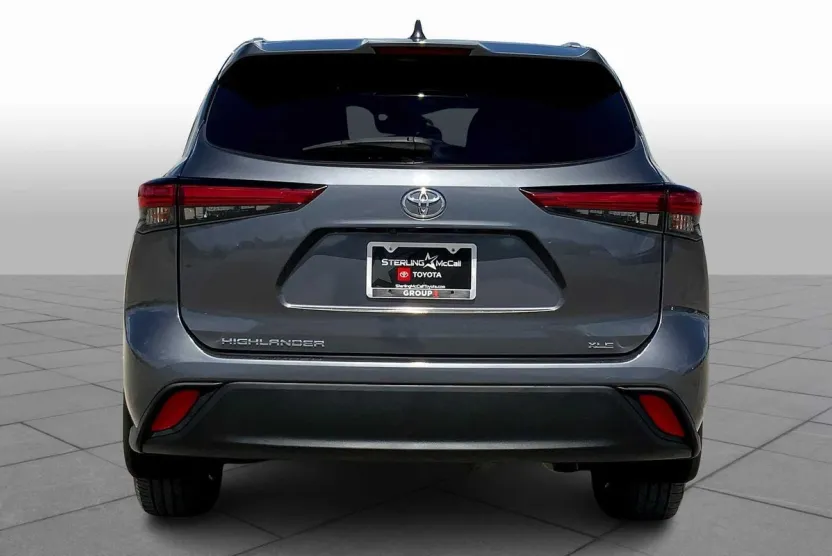2023 Toyota Highlander XLE photo 1