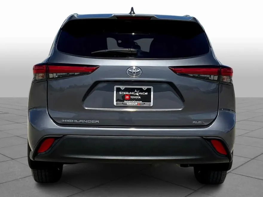2023 Toyota Highlander XLE photo 1