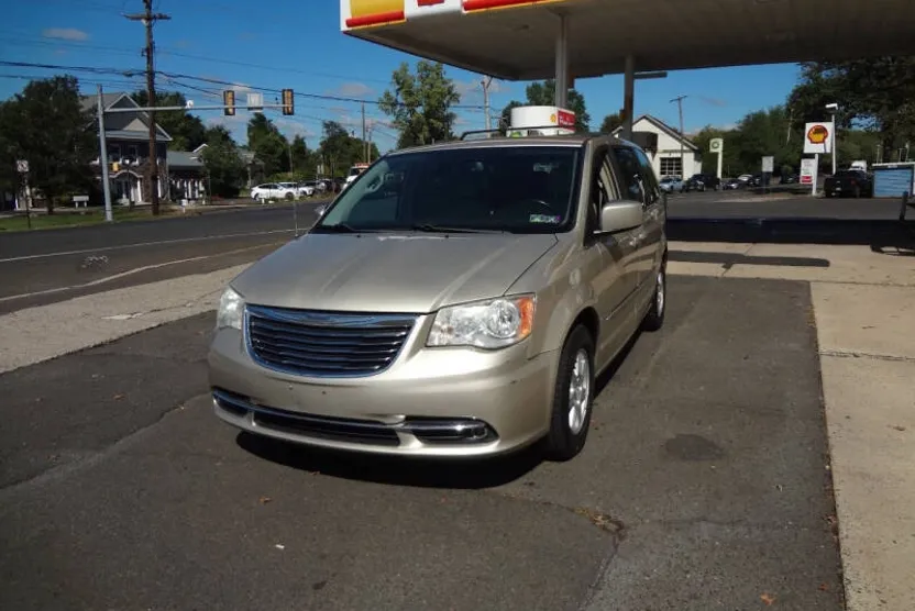 2013 Chrysler Town & Country Touring photo 1