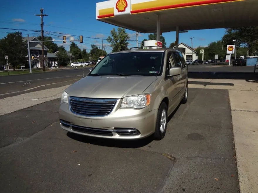 2013 Chrysler Town & Country Touring photo 1