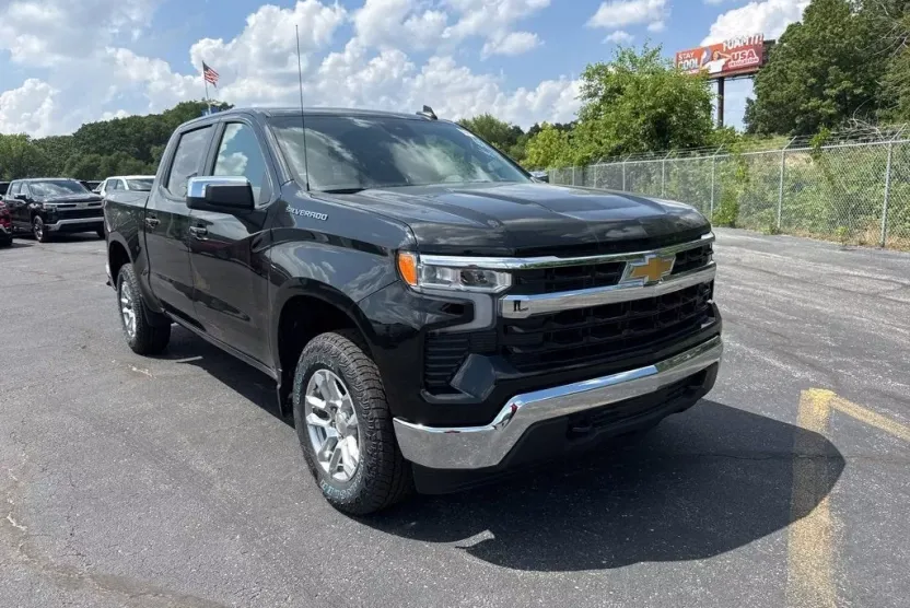 2025 Chevrolet Silverado 1500 LT photo 1