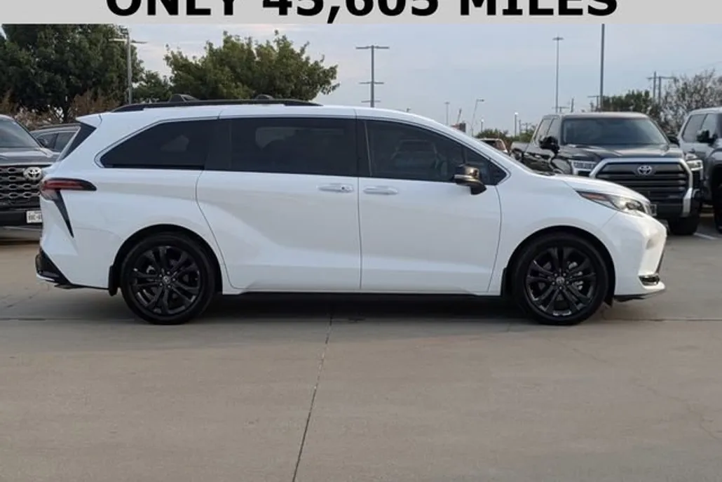 2024 Toyota Sienna XSE photo 1