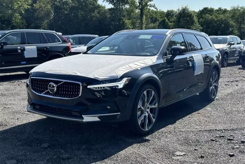 2025 Volvo V90 Cross Country B6 photo 1