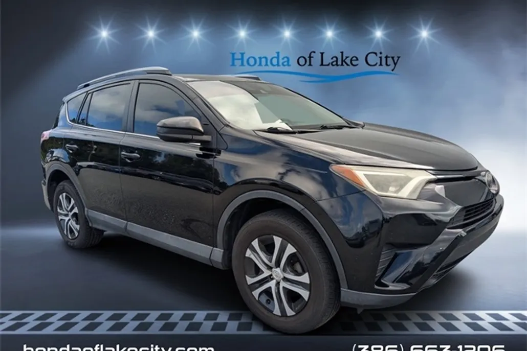 2017 Toyota RAV4 LE photo 1