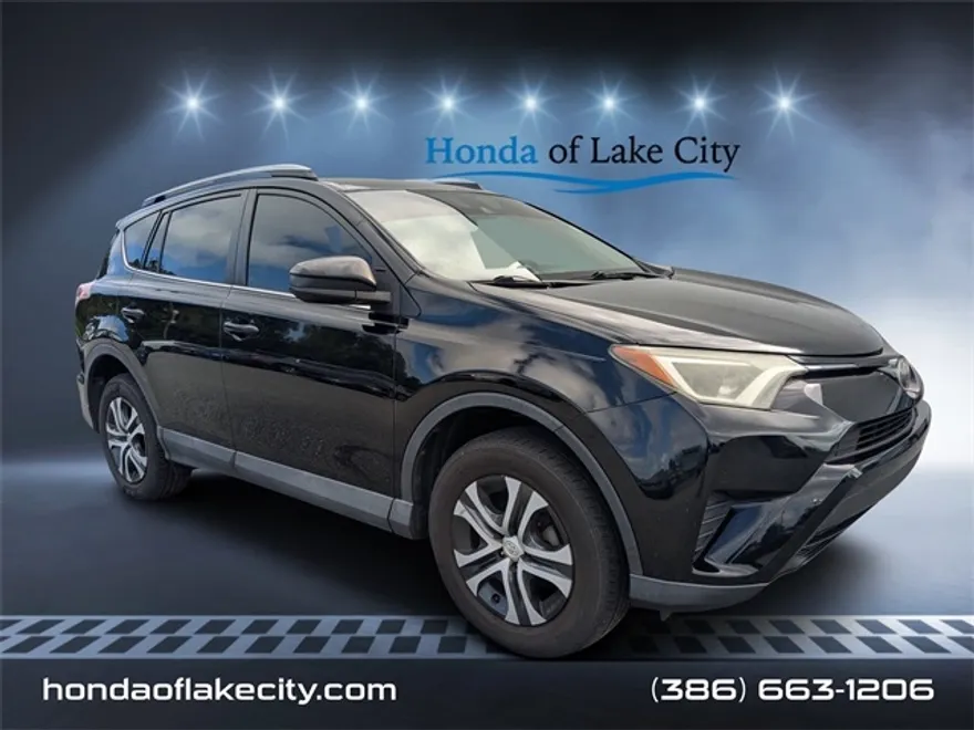 2017 Toyota RAV4 LE photo 1
