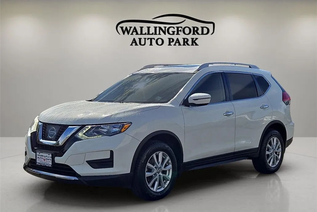 2017 Nissan Rogue SV photo 1