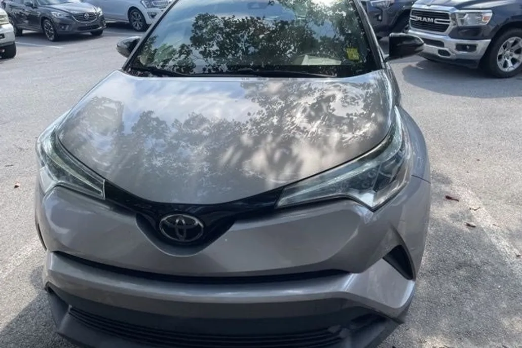 2019 Toyota C-HR XLE photo 1