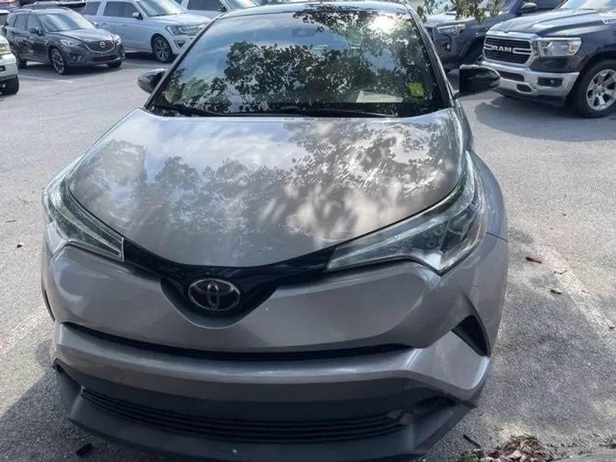 2019 Toyota C-HR XLE photo 1