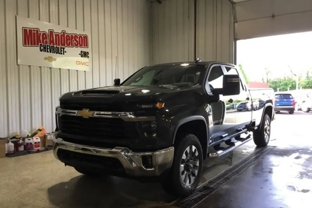 2025 Chevrolet Silverado 2500HD LT photo 1