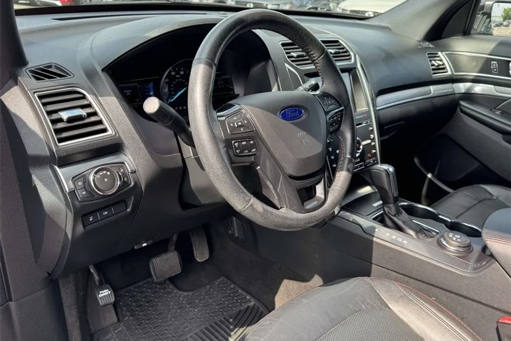 2017 Ford Explorer Sport photo 1