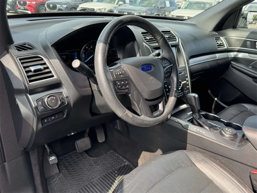 2017 Ford Explorer Sport photo 1