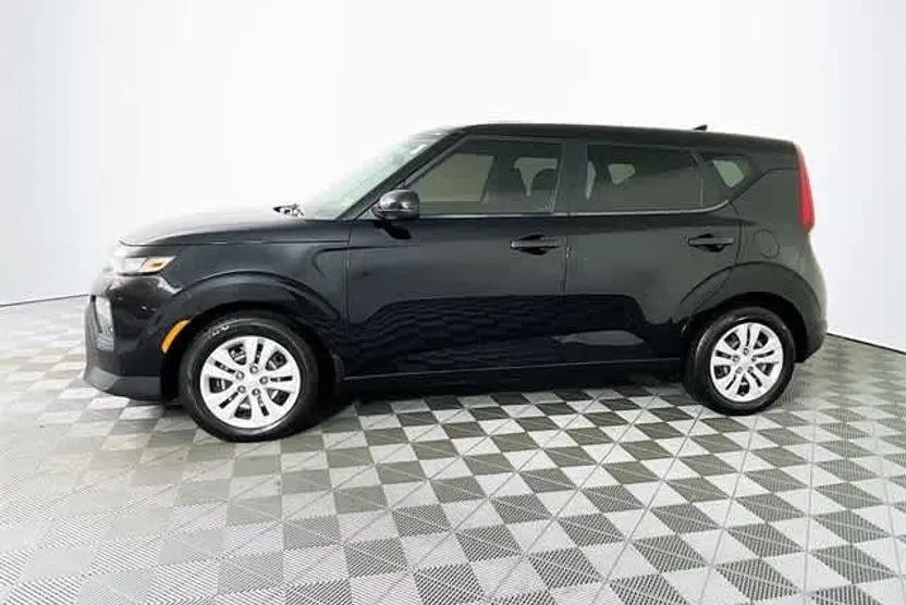 2022 Kia Soul LX photo 1