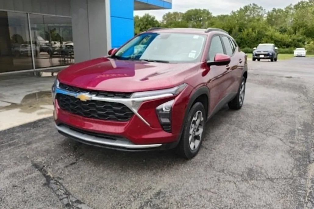 2025 Chevrolet Trax LT photo 1