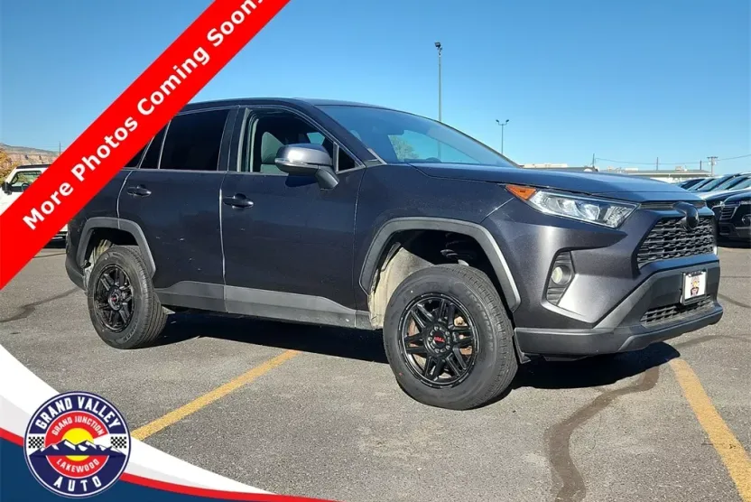 2020 Toyota RAV4 XLE photo 1