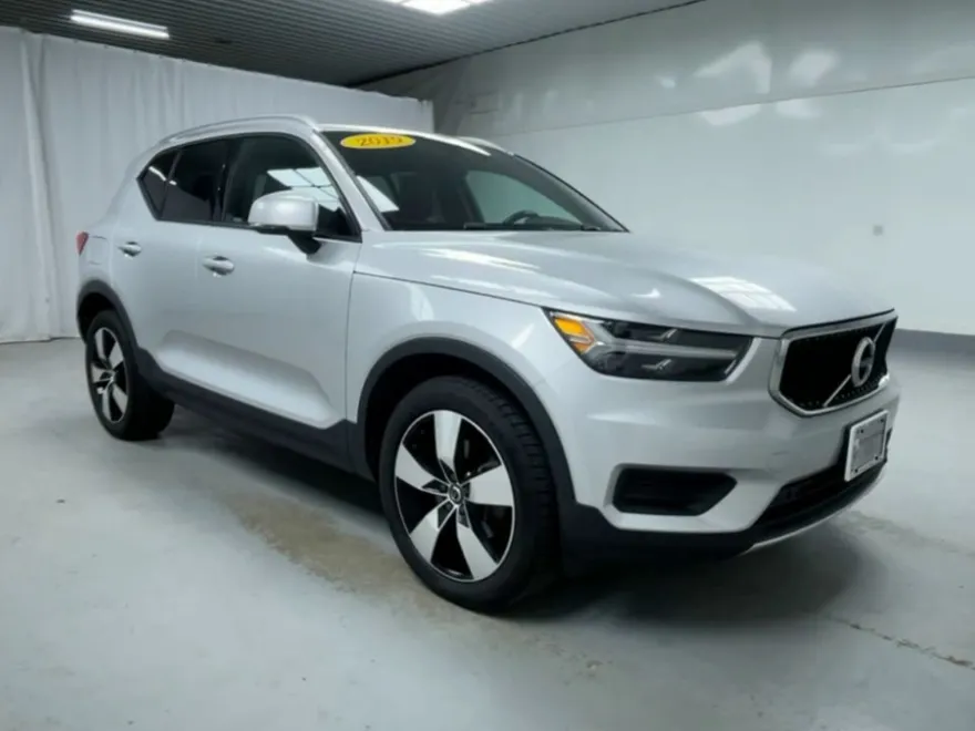 2019 Volvo XC40 Momentum photo 1