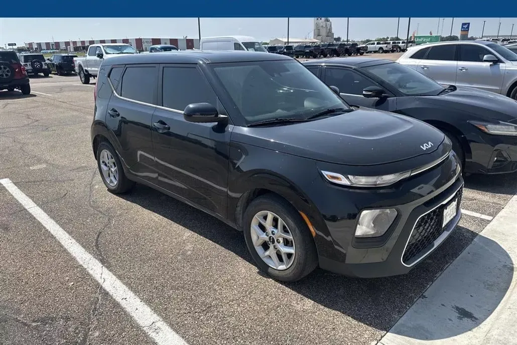 2022 Kia Soul LX photo 1