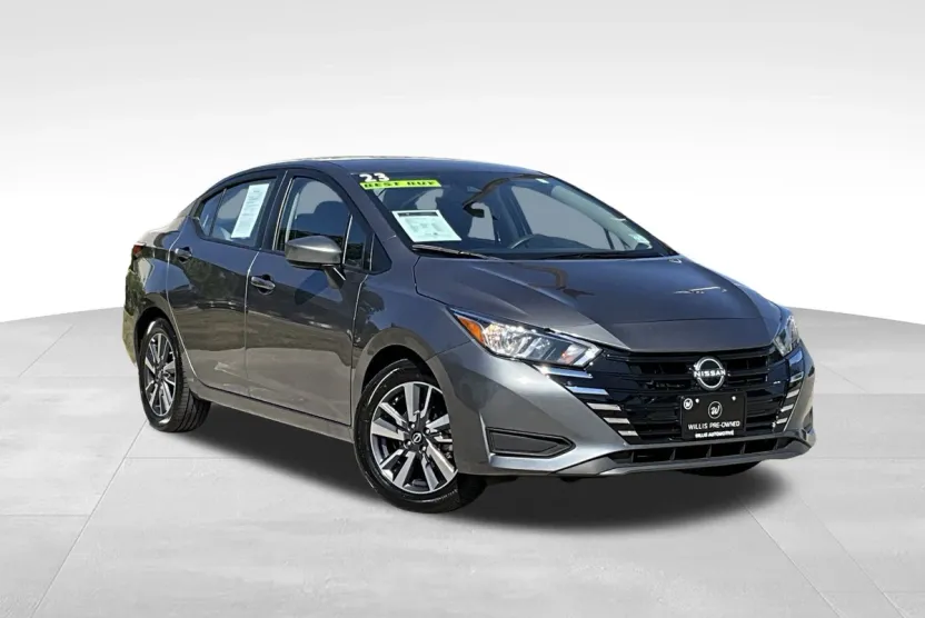 2023 Nissan Versa SV photo 1