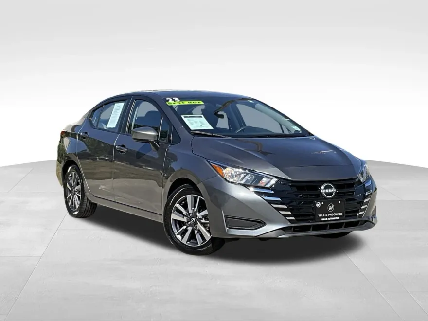 2023 Nissan Versa SV photo 1