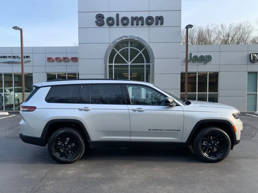 2025 Jeep Grand Cherokee Altitude photo 1