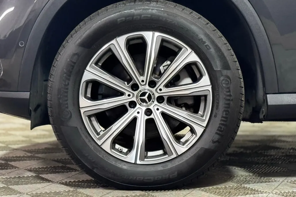 2024 Mercedes Benz GLC 300 photo 1