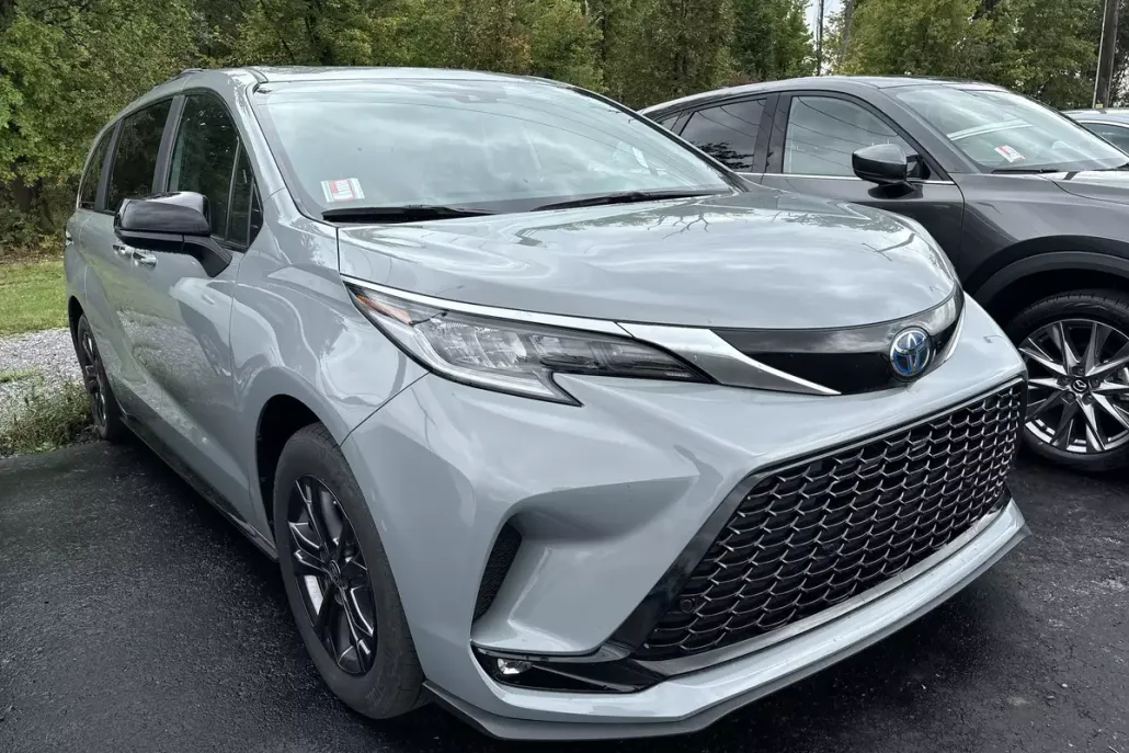 2024 Toyota Sienna XSE photo 1