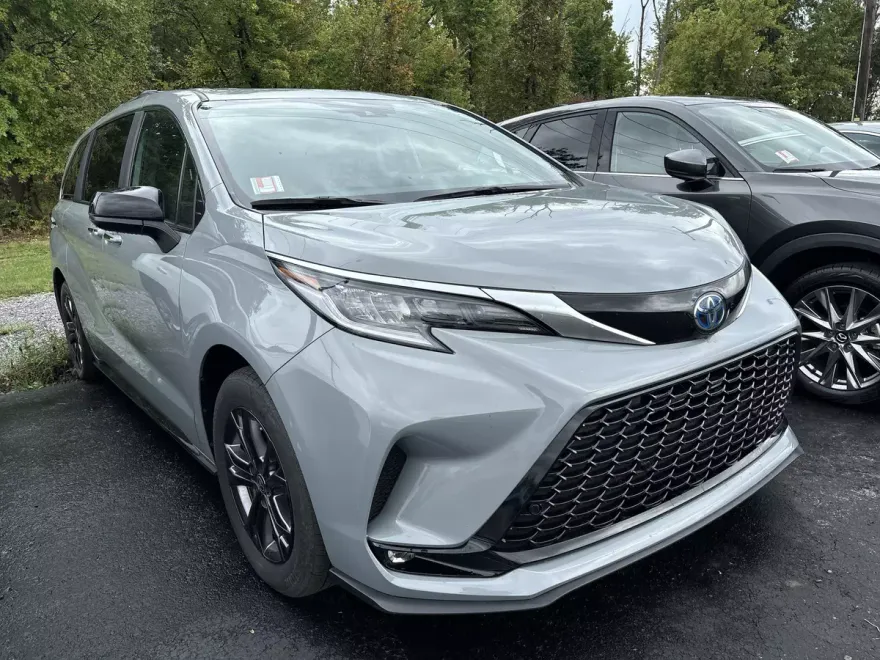 2024 Toyota Sienna XSE photo 1
