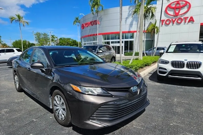 2018 Toyota Camry Hybrid LE photo 1