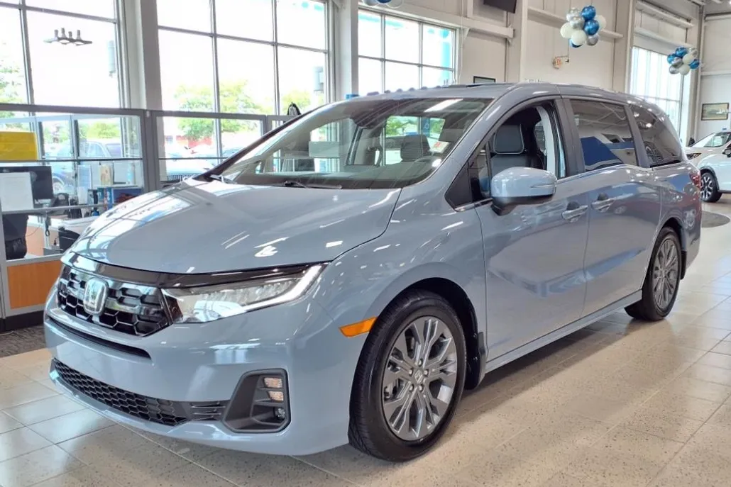 2025 Honda Odyssey Touring photo 1