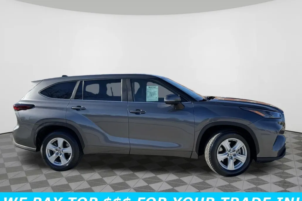 2024 Toyota Highlander LE photo 1