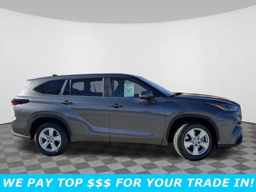 2024 Toyota Highlander LE photo 1