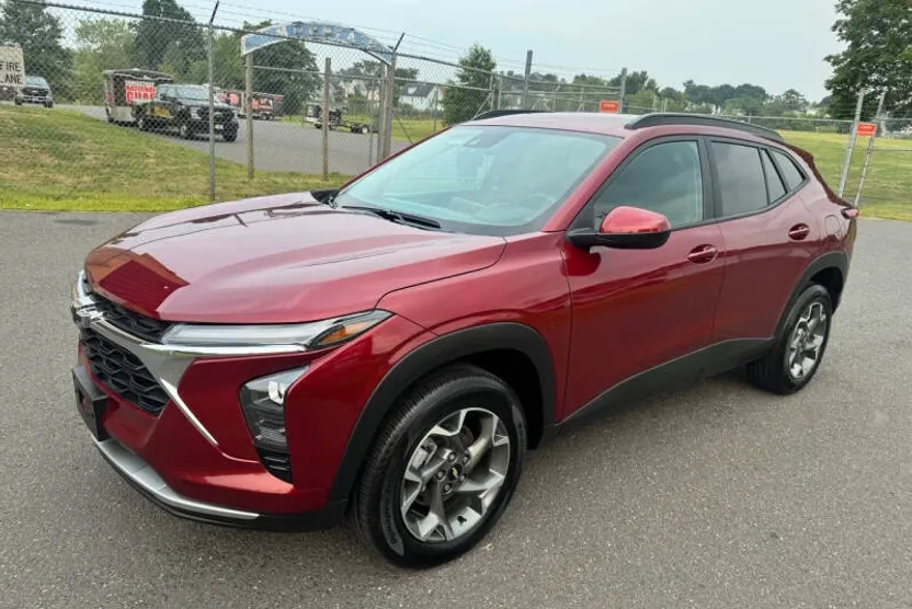 2024 Chevrolet Trax LT photo 1
