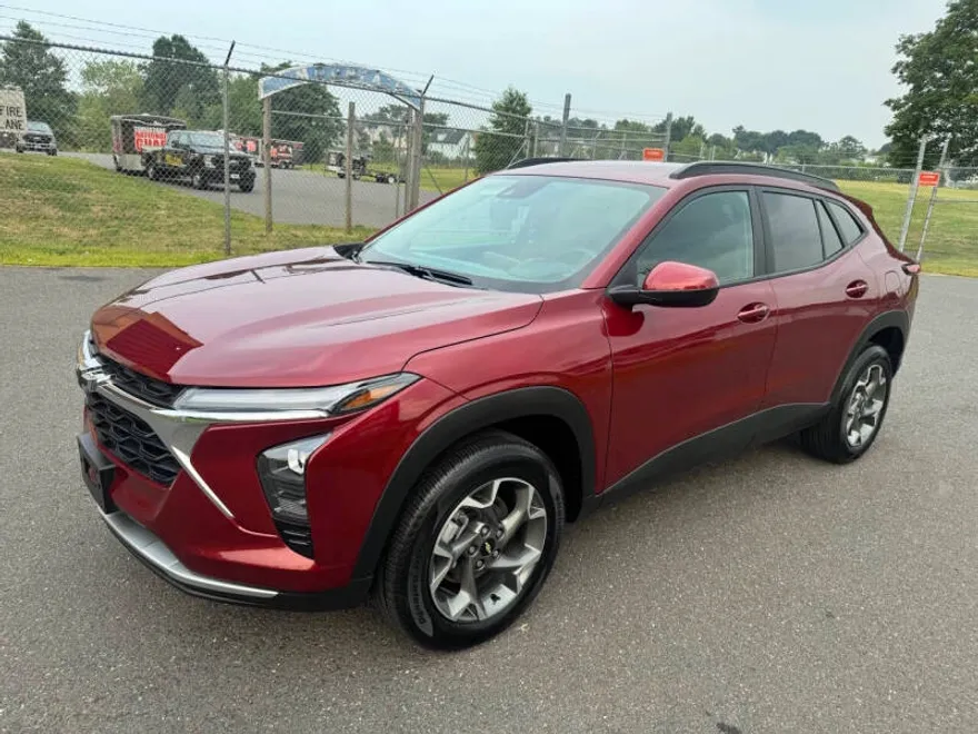 2024 Chevrolet Trax LT photo 1