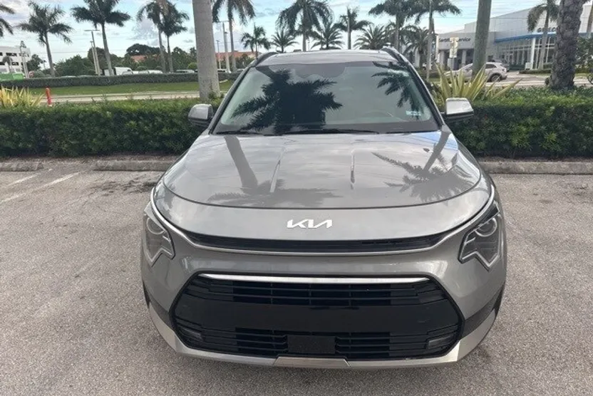 2024 Kia Niro EX Touring photo 1