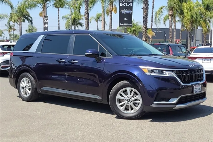 2022 Kia Carnival LXS photo 1