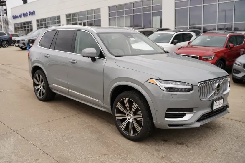 2025 Volvo XC90 T8 Plus photo 1