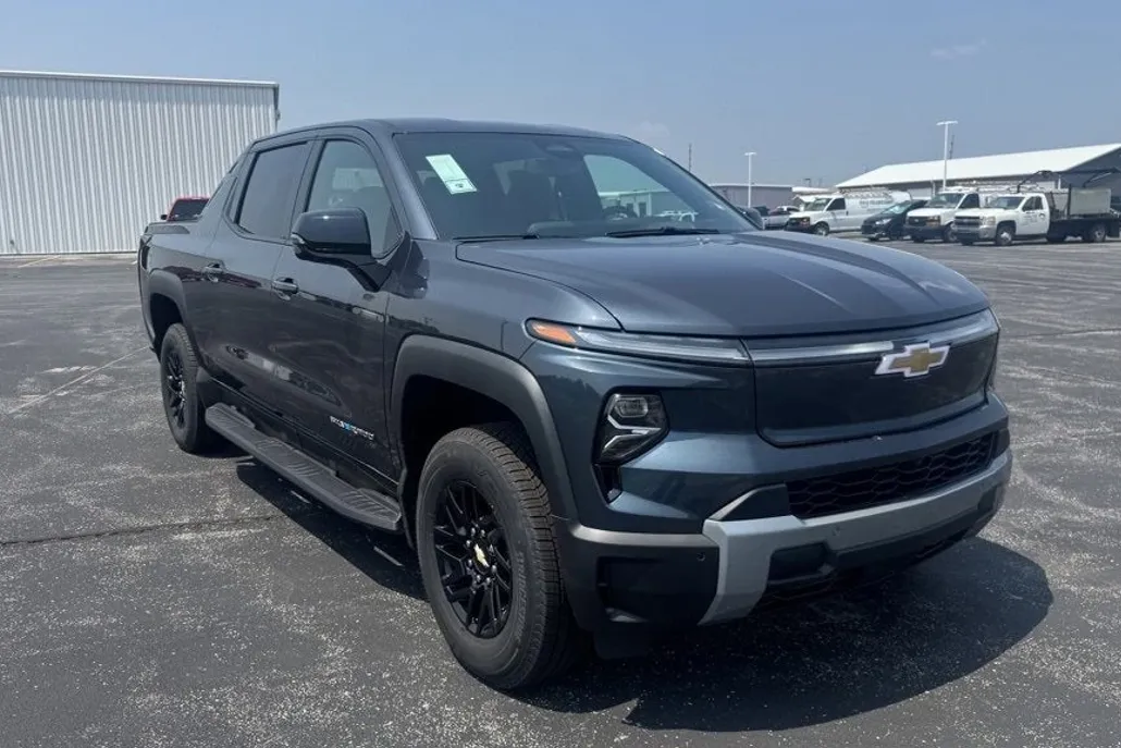 2025 Chevrolet Silverado EV LT photo 1