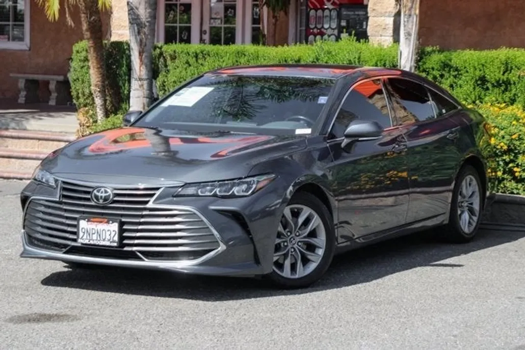2019 Toyota Avalon XLE photo 1