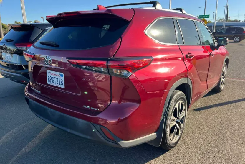 2020 Toyota Highlander XLE photo 1