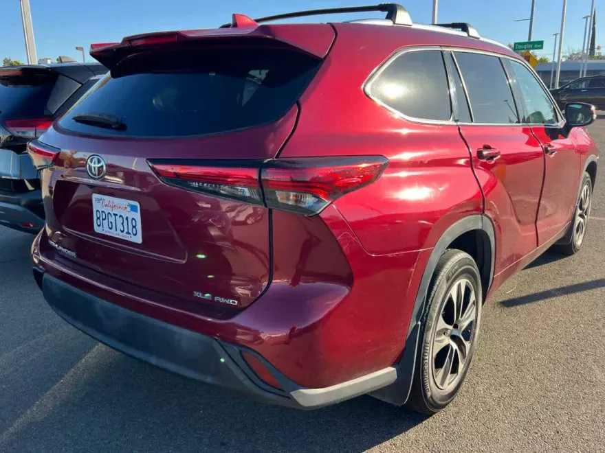 2020 Toyota Highlander XLE photo 1