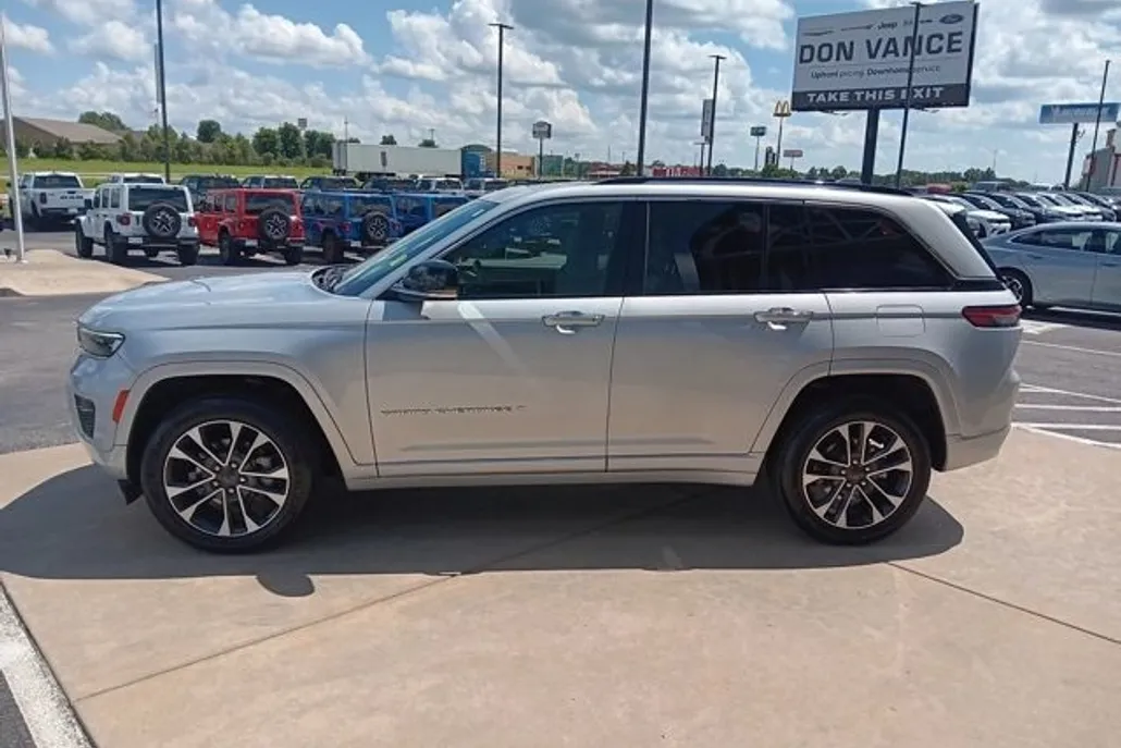 2022 Jeep Grand Cherokee Overland photo 1